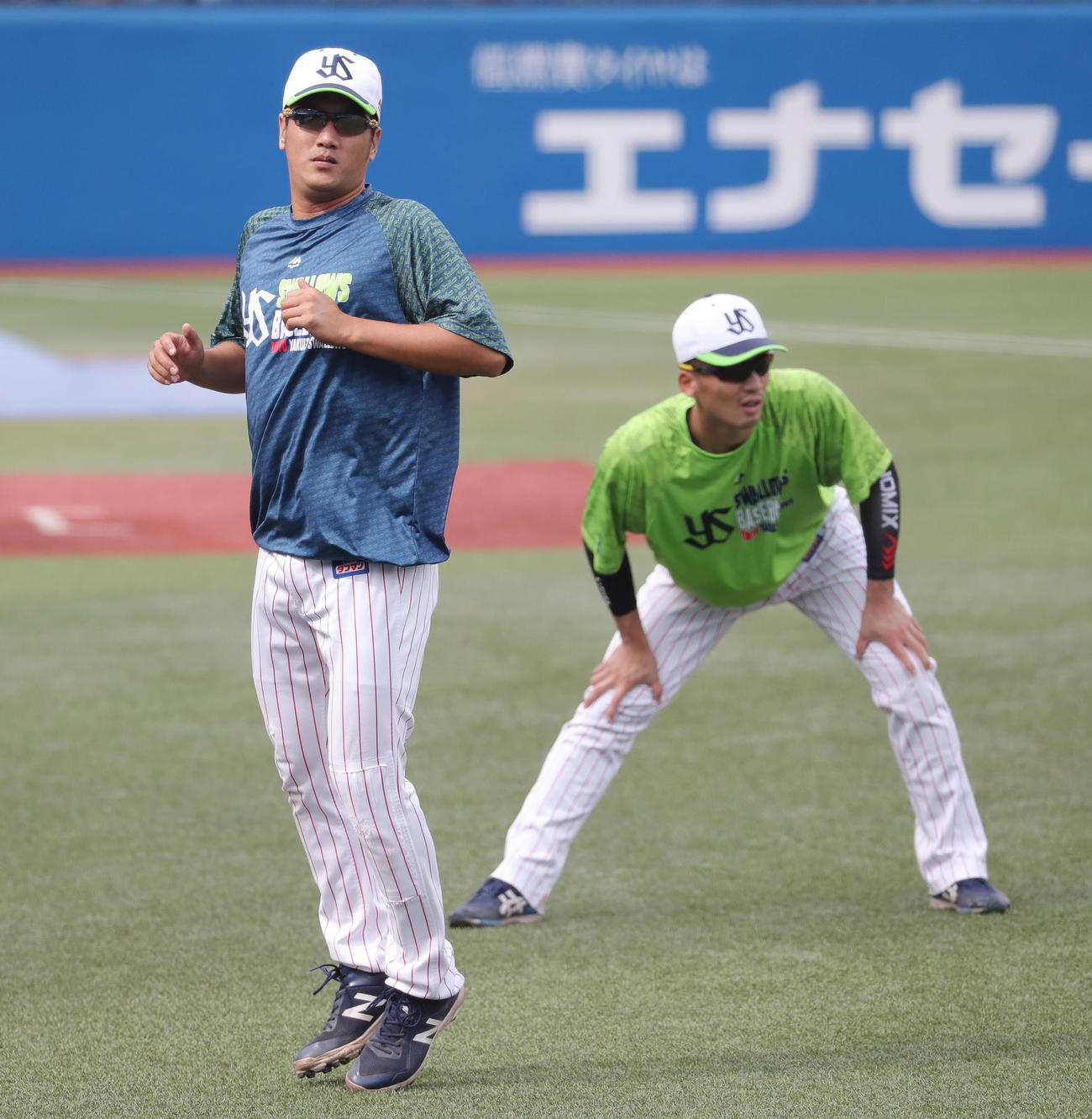 ヤクルト対DeNA　試合前、ウオーミングアップするヤクルト藤井（左）（撮影・垰建太）