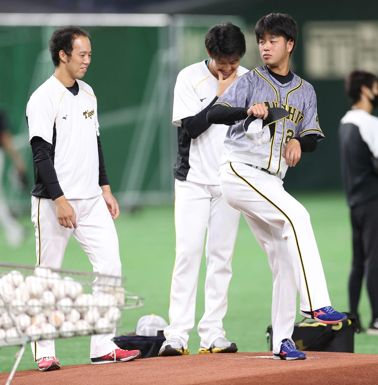 巨人対阪神　試合前、マウンドを確認する阪神高橋（右）。左から青柳、岩貞（撮影・河野匠）