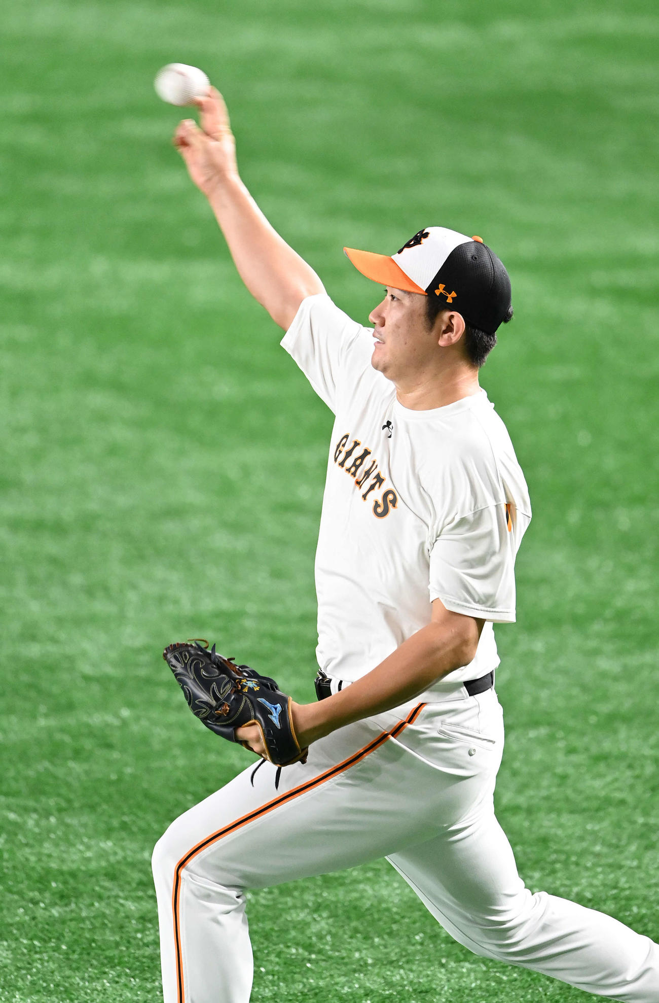 巨人対阪神　試合前練習でキャッチボールする巨人菅野（撮影・鈴木みどり）