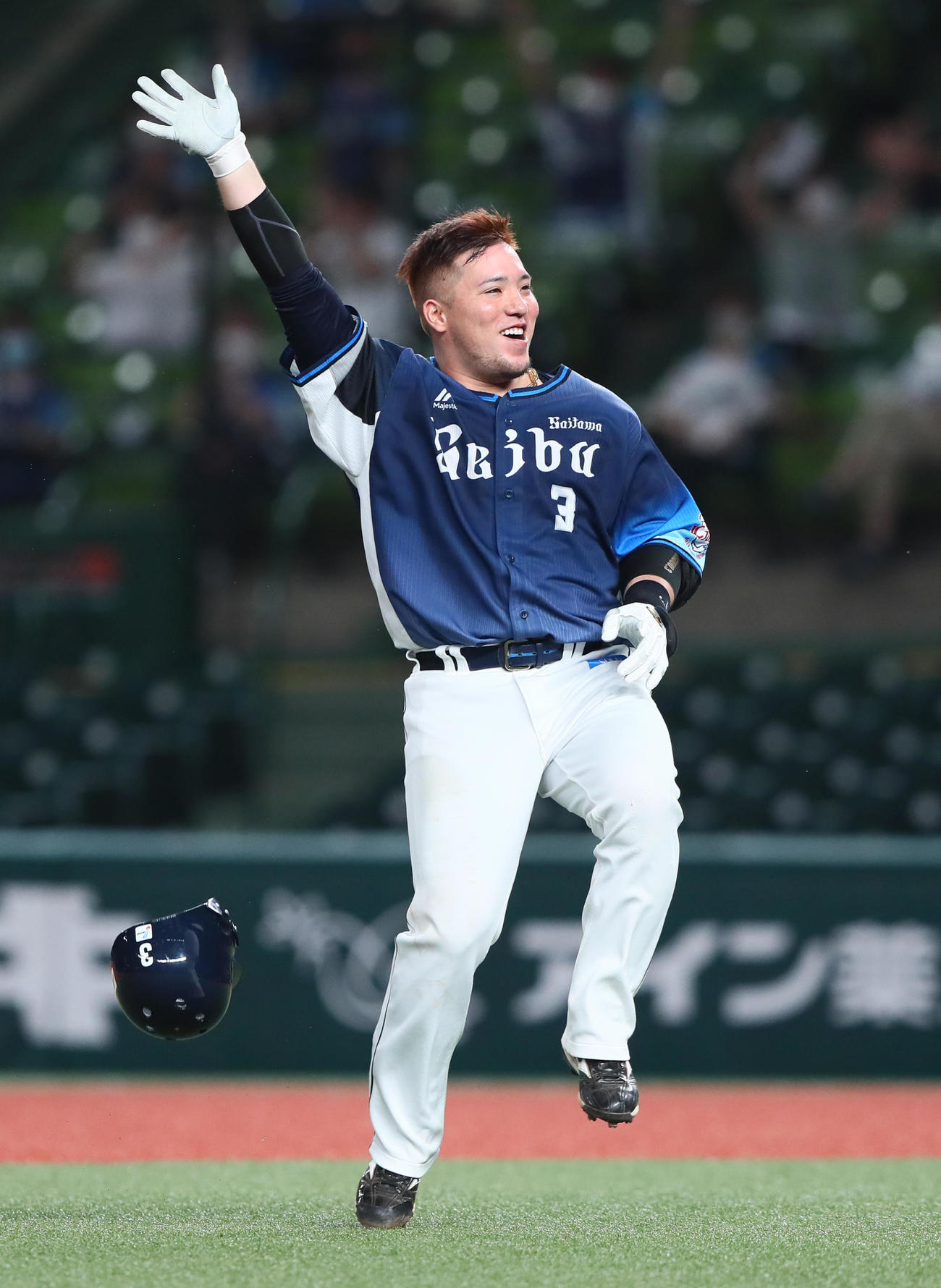 西武対日本ハム　9回裏西武1死満塁、サヨナラ打を放ちヘルメットを投げ大喜びする山川穂高（2020年8月27日撮影）