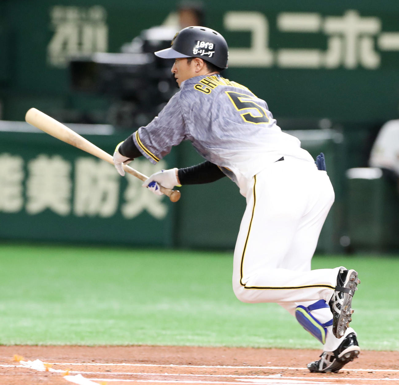 巨人対阪神　1回表阪神無死、近本は右前打を放つ（撮影・加藤哉）
