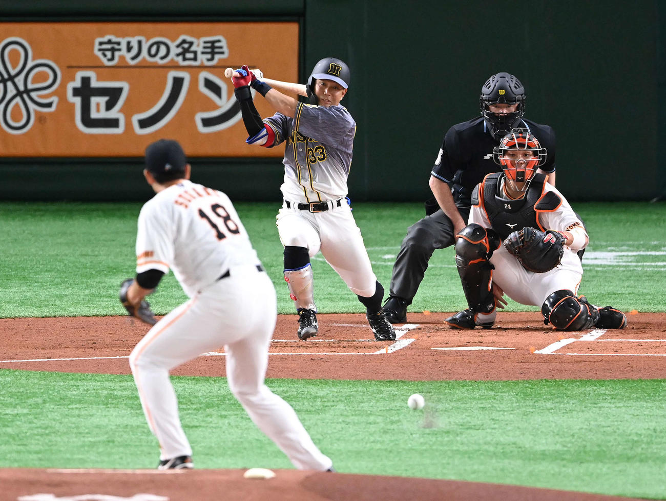 巨人対阪神　1回表阪神1死二塁、先制の中前適時打を放つ糸原。投手菅野（撮影・鈴木みどり）