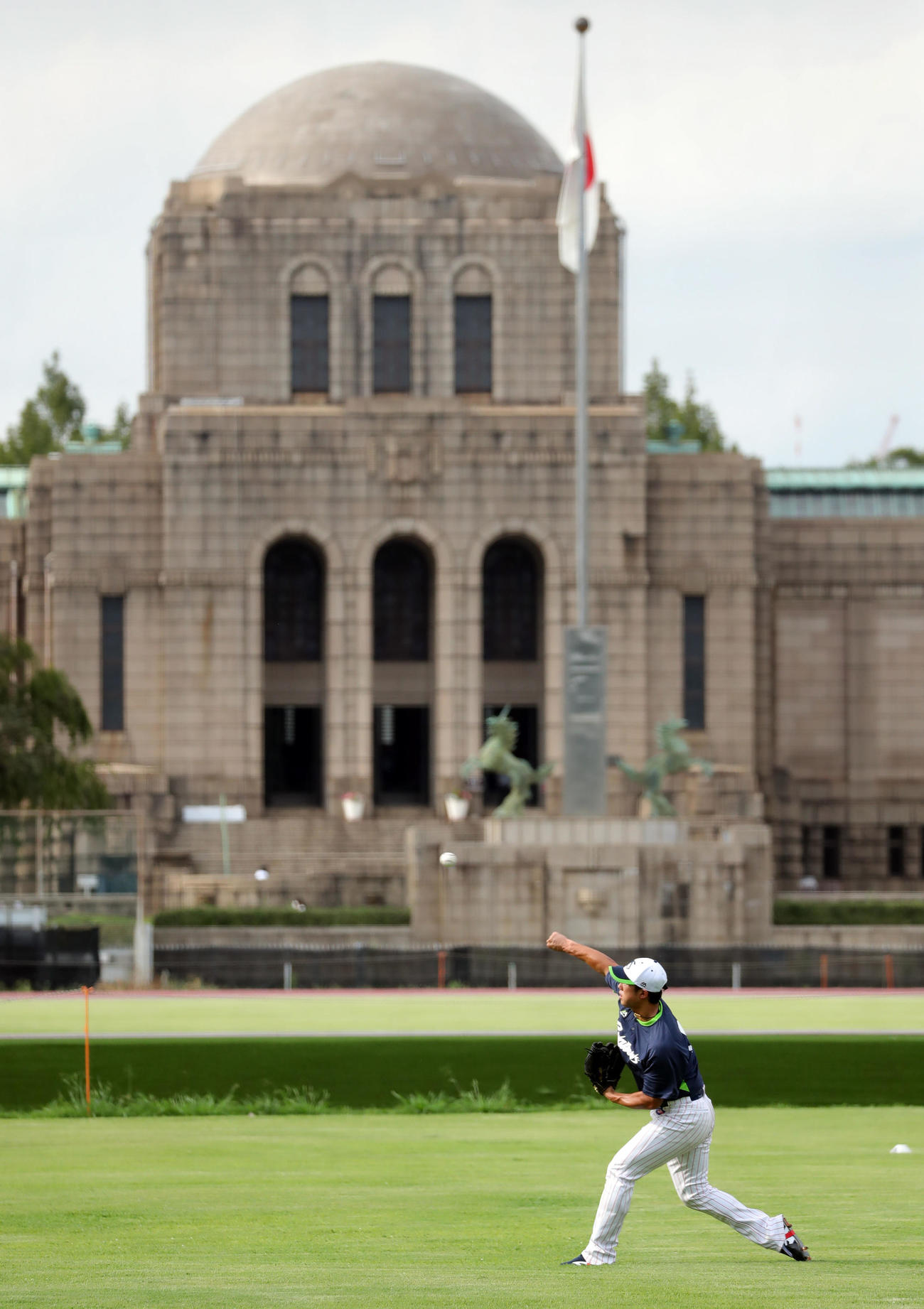 ヤクルト対DeNA　試合前、絵画館を背にキャッチボールするヤクルト歳内（撮影・垰建太）