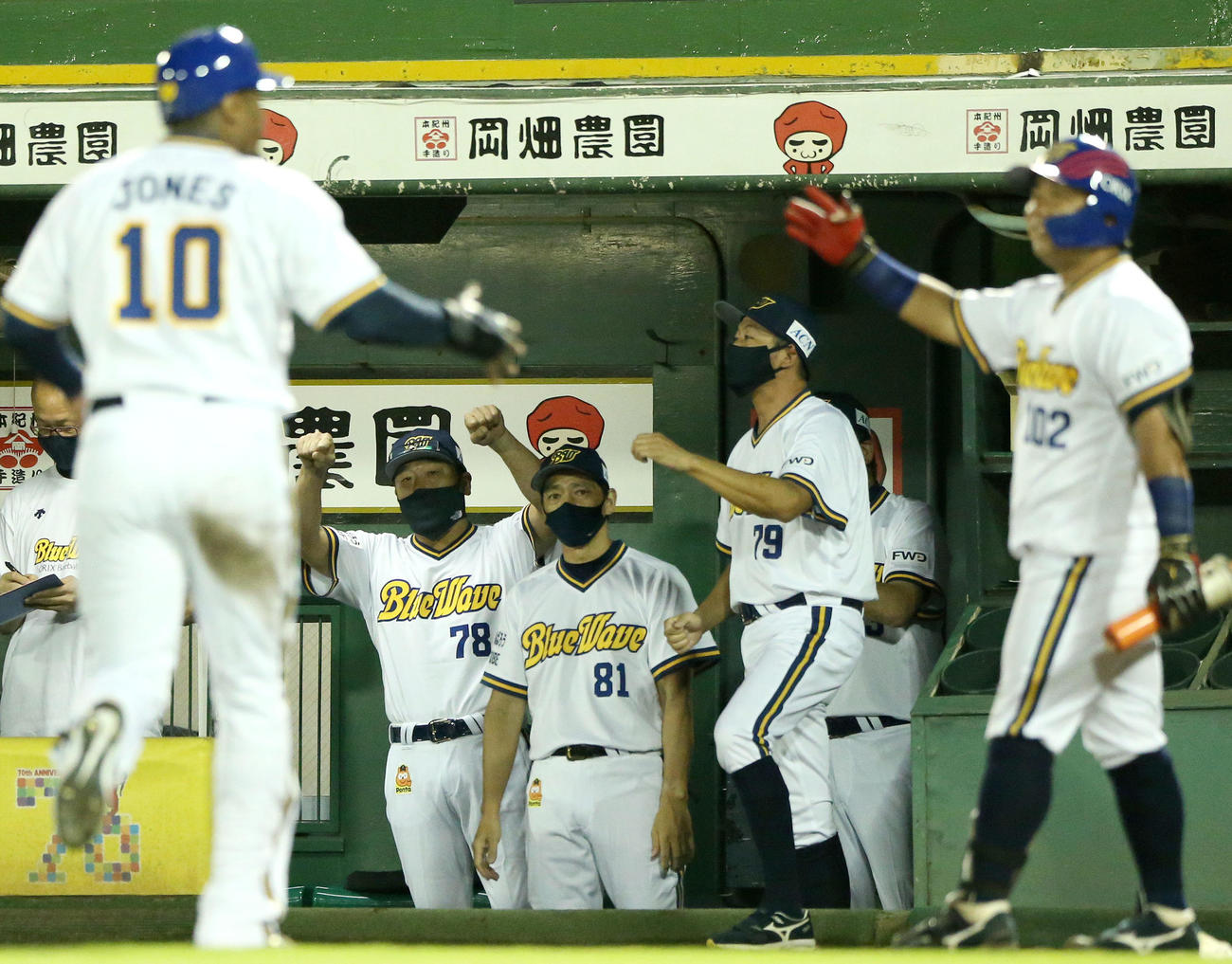 オリックス対楽天　2回裏オリックス1死二、三塁、松井佑の右前適時打で生還のジョーンズ（手前左）を出迎える中嶋監督代行（左から2人目）（撮影・上山淳一）