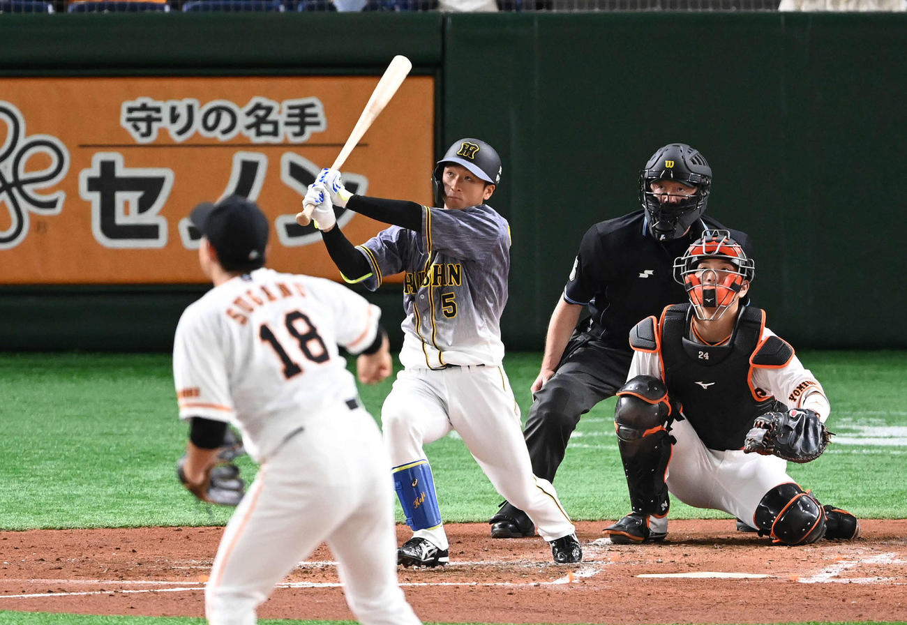 巨人対阪神　3回表阪神2死、右越えソロ本塁打を放つ近本。投手菅野（撮影・鈴木みどり）