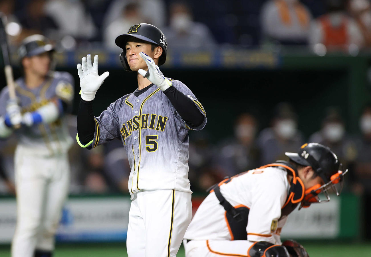 巨人対阪神　3回表阪神2死、右越え本塁打を放ち生還する近本（左）。右は捕手大城（撮影・河野匠）