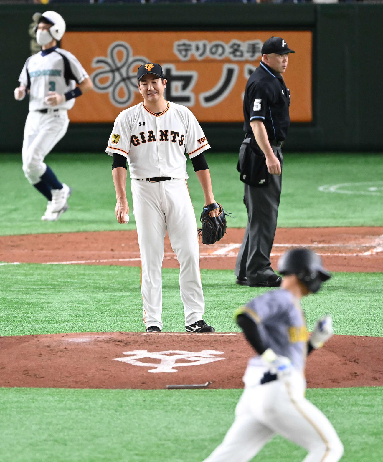 巨人対阪神　3回表阪神2死、近本に右越えソロ本塁打を浴びる菅野（撮影・鈴木みどり）
