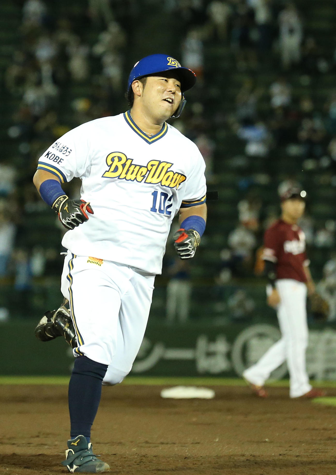 オリックス対楽天　2回裏オリックス1死一、三塁、大下は左越え3点本塁打を放ち笑顔でベースランする（撮影・上山淳一）