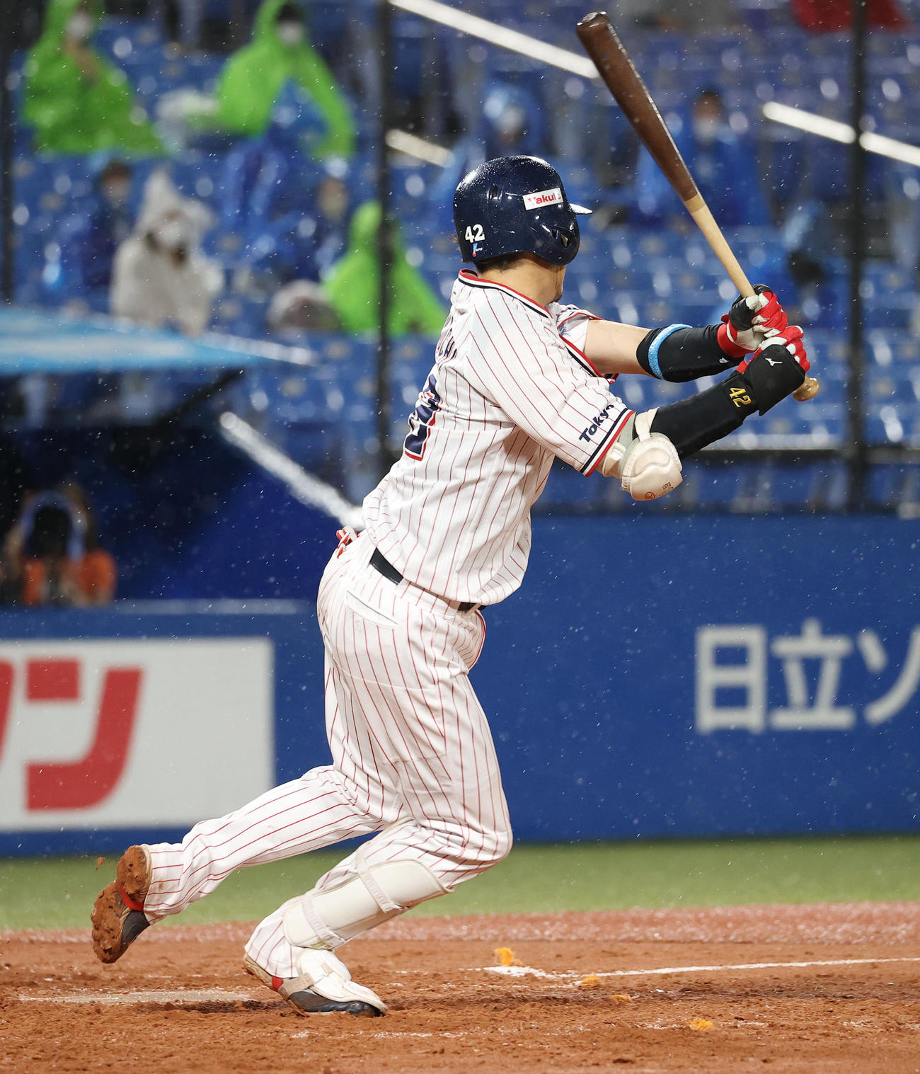 ヤクルト対DeNA　2回裏ヤクルト2死満塁、同点の適時打を放つ坂口（撮影・垰建太）