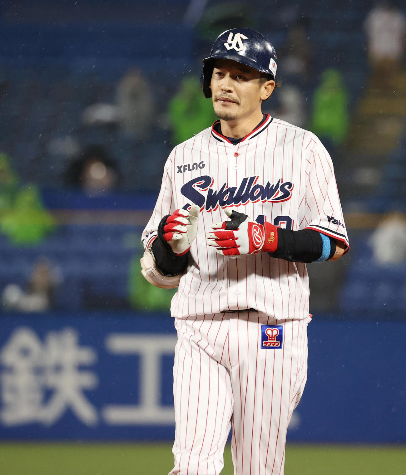 ヤクルト対DeNA　2回裏ヤクルト2死満塁、同点の適時打を放ち手をたたく坂口（撮影・垰建太）