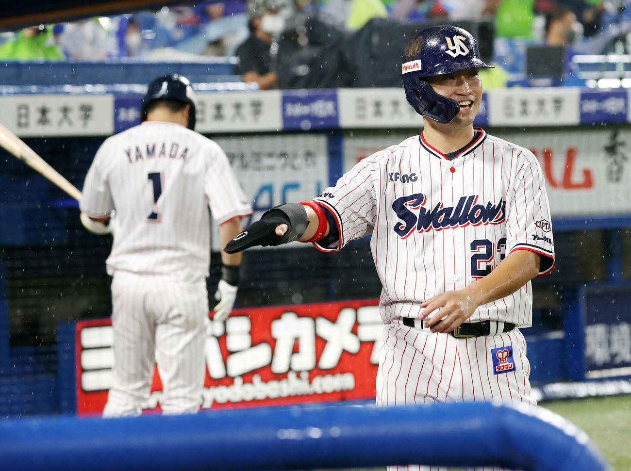 ヤクルト対DeNA　2回裏ヤクルト2死満塁、坂口の適時打で生還し笑顔を見せる青木（撮影・垰建太）