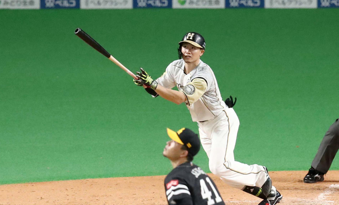 日本ハム対ソフトバンク　2回裏日本ハム1死満塁、右越え2点適時二塁打を放つ西川（撮影・黒川智章）