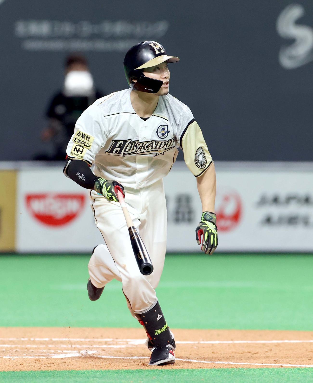 日本ハム対ソフトバンク　2回裏日本ハム1死満塁、西川は先制となる適時二塁打を放つ（撮影・佐藤翔太）