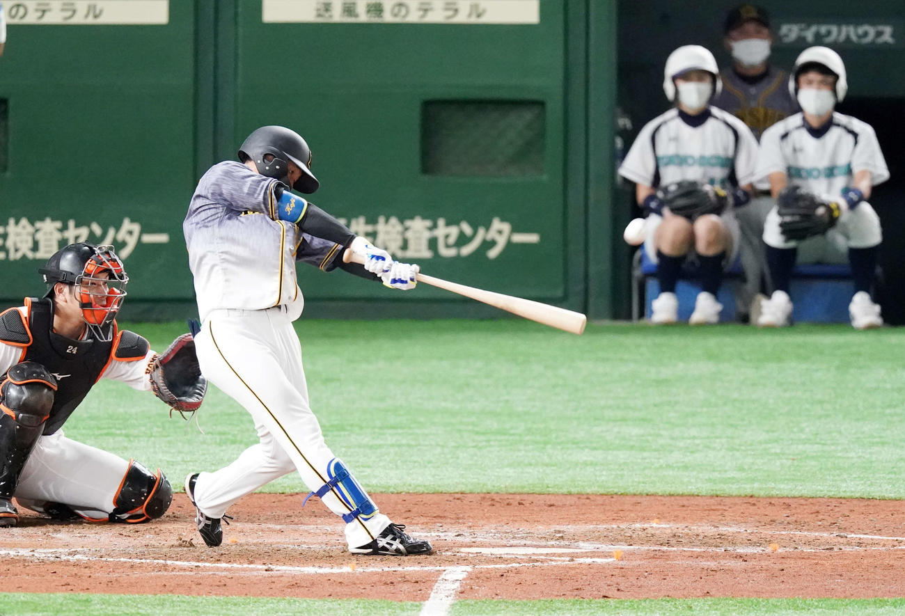 巨人対阪神　5回表阪神1死、右越えに2打席連続ソロ本塁打を放つ近本（撮影・江口和貴）