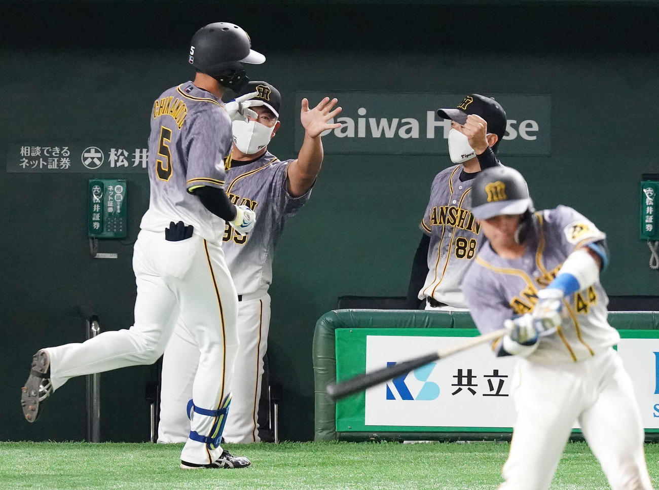 巨人対阪神　5回表阪神1死、2打席連続ソロ本塁打を放った近本（左）を迎える矢野監督（右）（撮影・江口和貴）