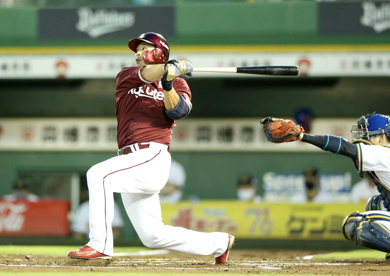 オリックス対楽天　2回表楽天無死、浅村は先制の左越え本塁打を放つ（撮影・上山淳一）