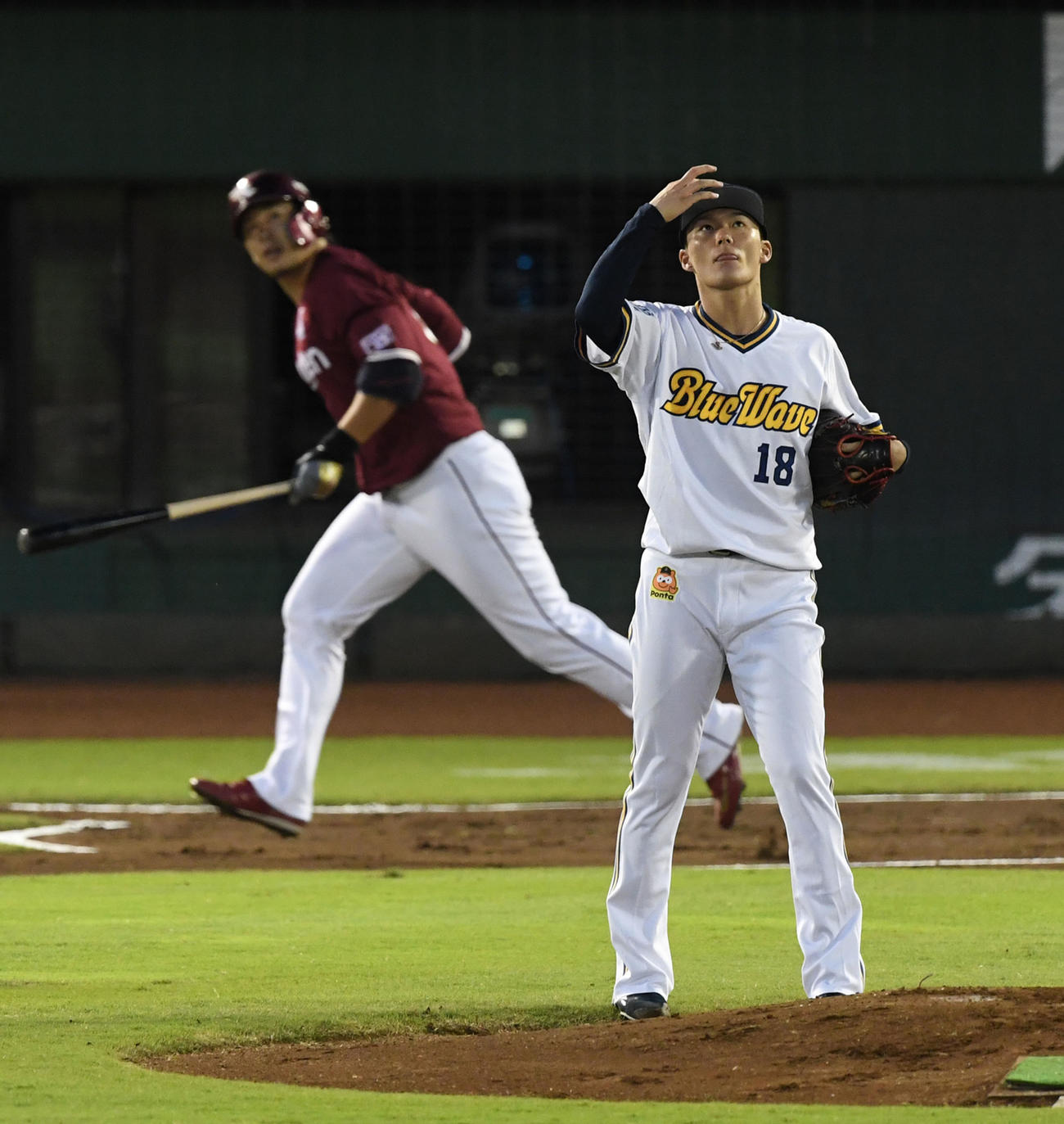 オリックス対楽天　2回表楽天無死、浅村に先制の中越え本塁打を打たれがっくりする山本（撮影・前岡正明）