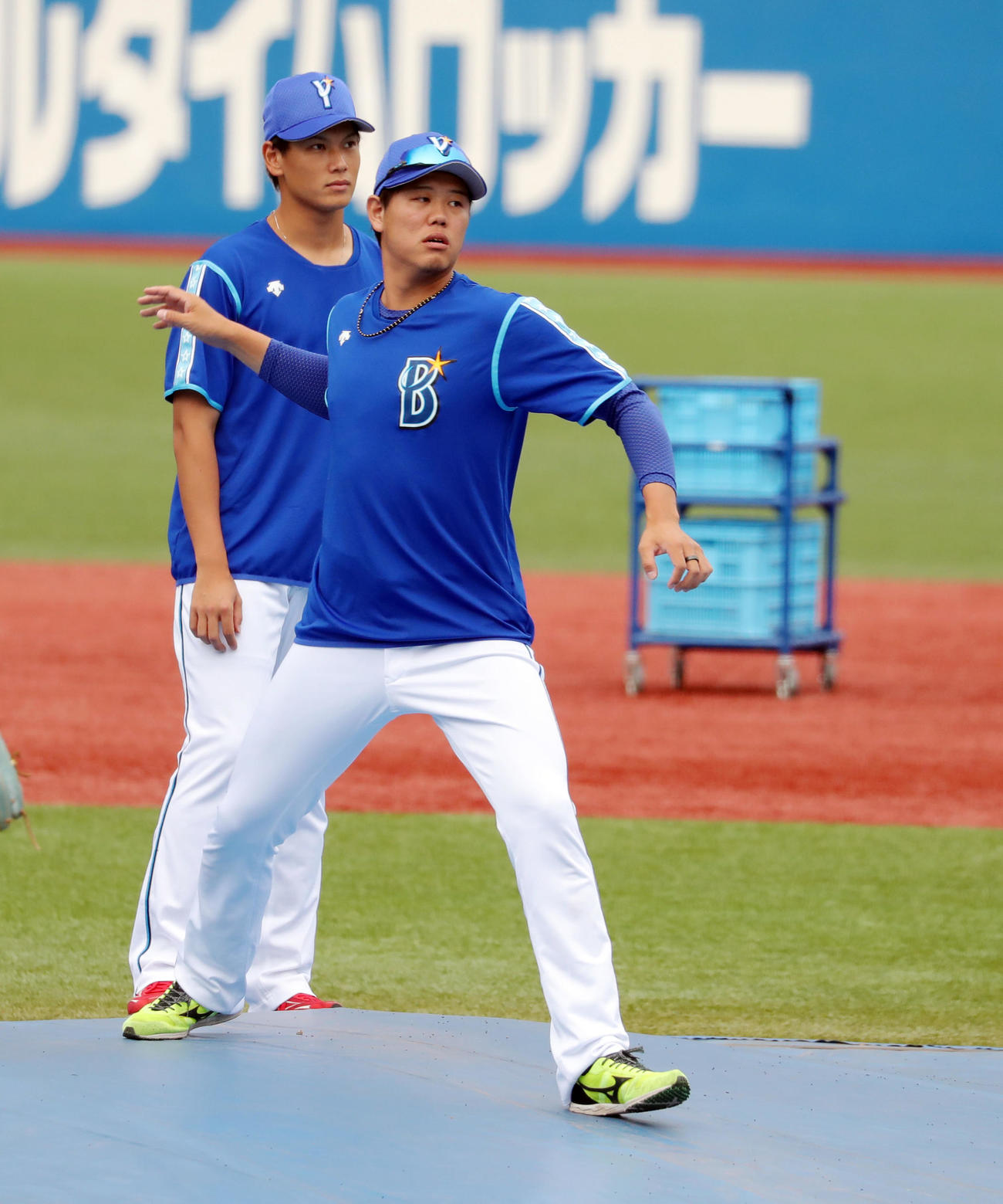 ヤクルト対DeNA　試合前、マウンドを確認するDeNA上茶谷（手前）と坂本（撮影・垰建太）