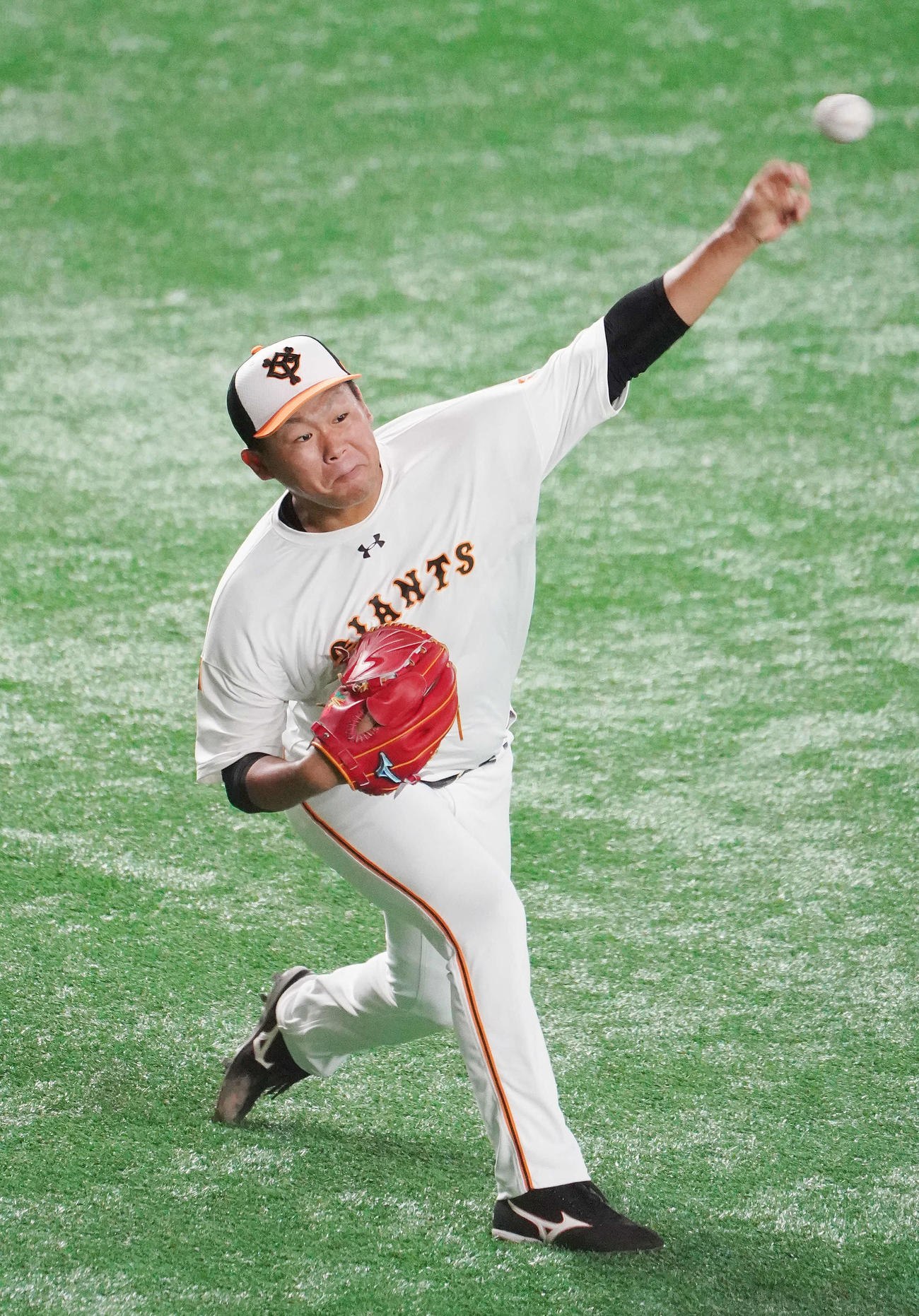巨人対阪神　試合前練習でキャッチボールする巨人田口（撮影・鈴木みどり）