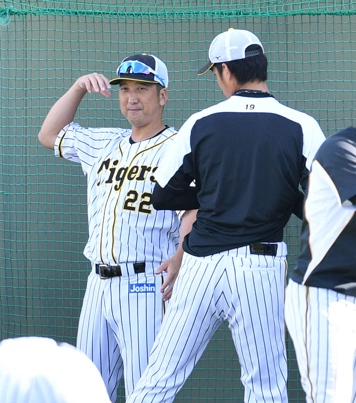 藤浪（右）に助言する藤川（撮影・岩下翔太）