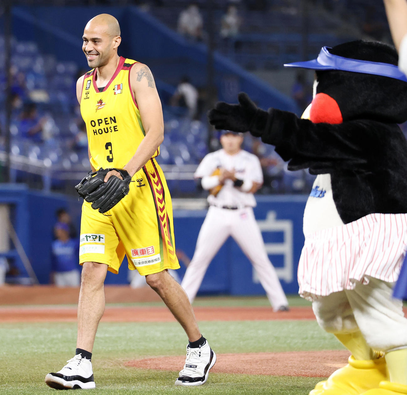 試合前、始球式を務めたB2群馬のパーカーは笑顔を見せる（撮影・垰建太）