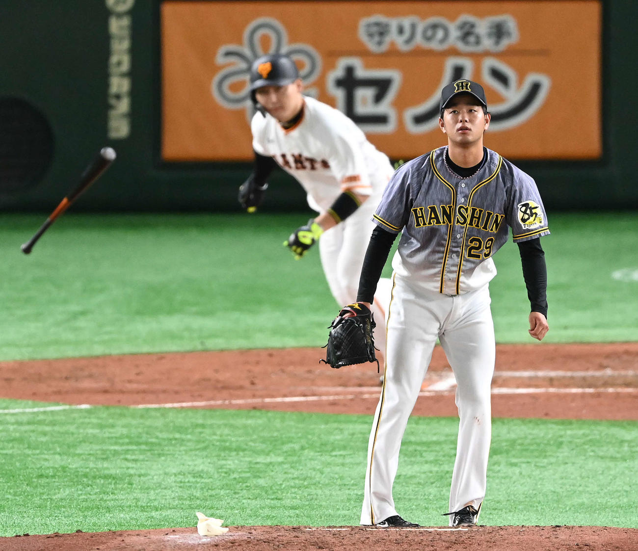 巨人対阪神　4回裏巨人無死二塁、丸に中前適時打を浴びる高橋（撮影・鈴木みどり）