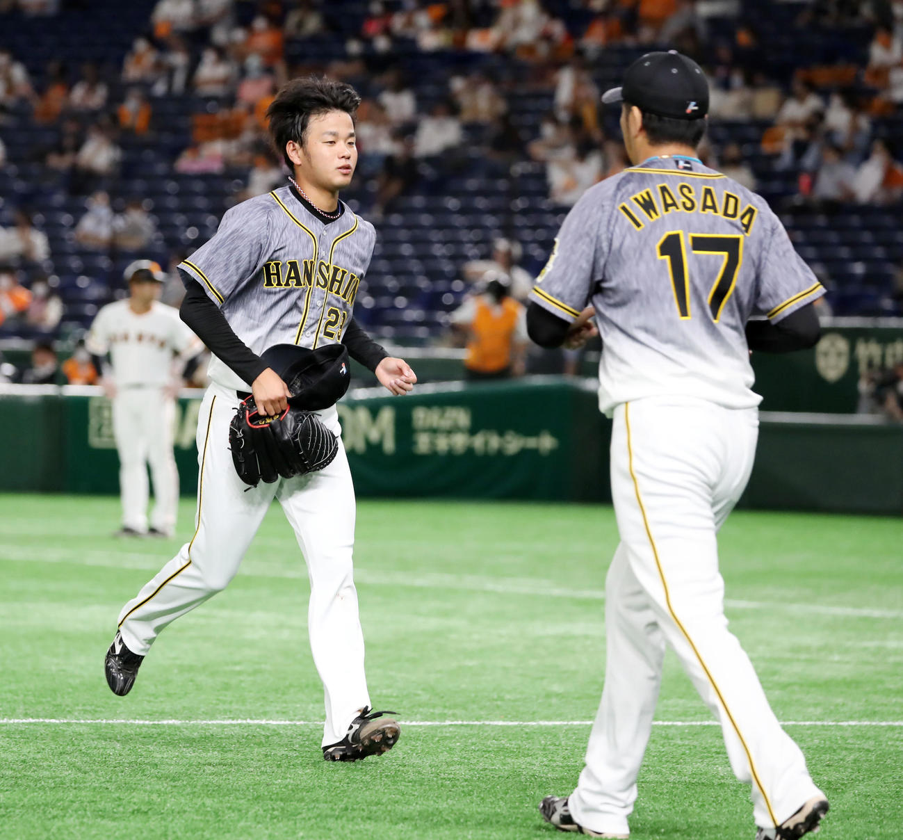 巨人対阪神　6回裏巨人無死満塁、高橋（左）は岩貞にマウンドを譲る（撮影・加藤哉）