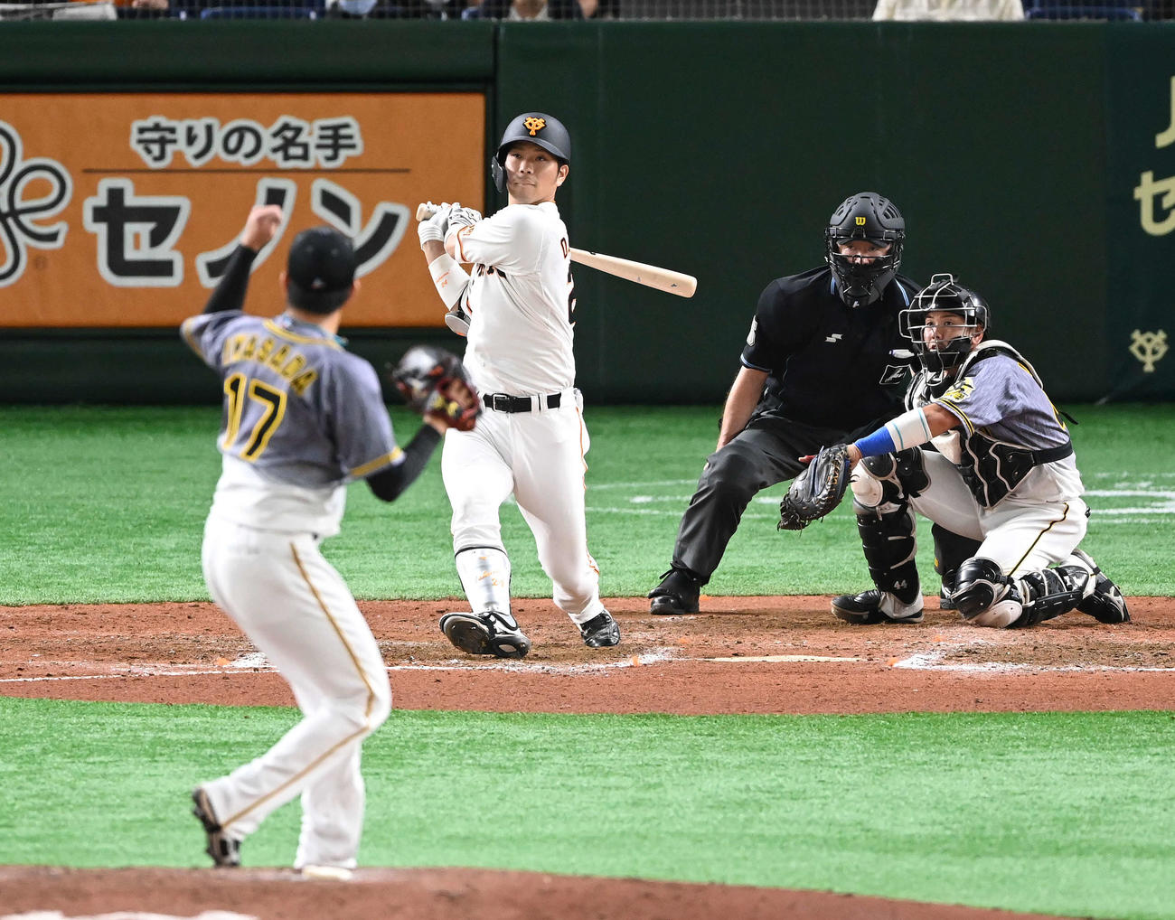 巨人対阪神　6回裏巨人1死満塁、右2点適時打を放つ大城。投手岩貞（撮影・鈴木みどり）