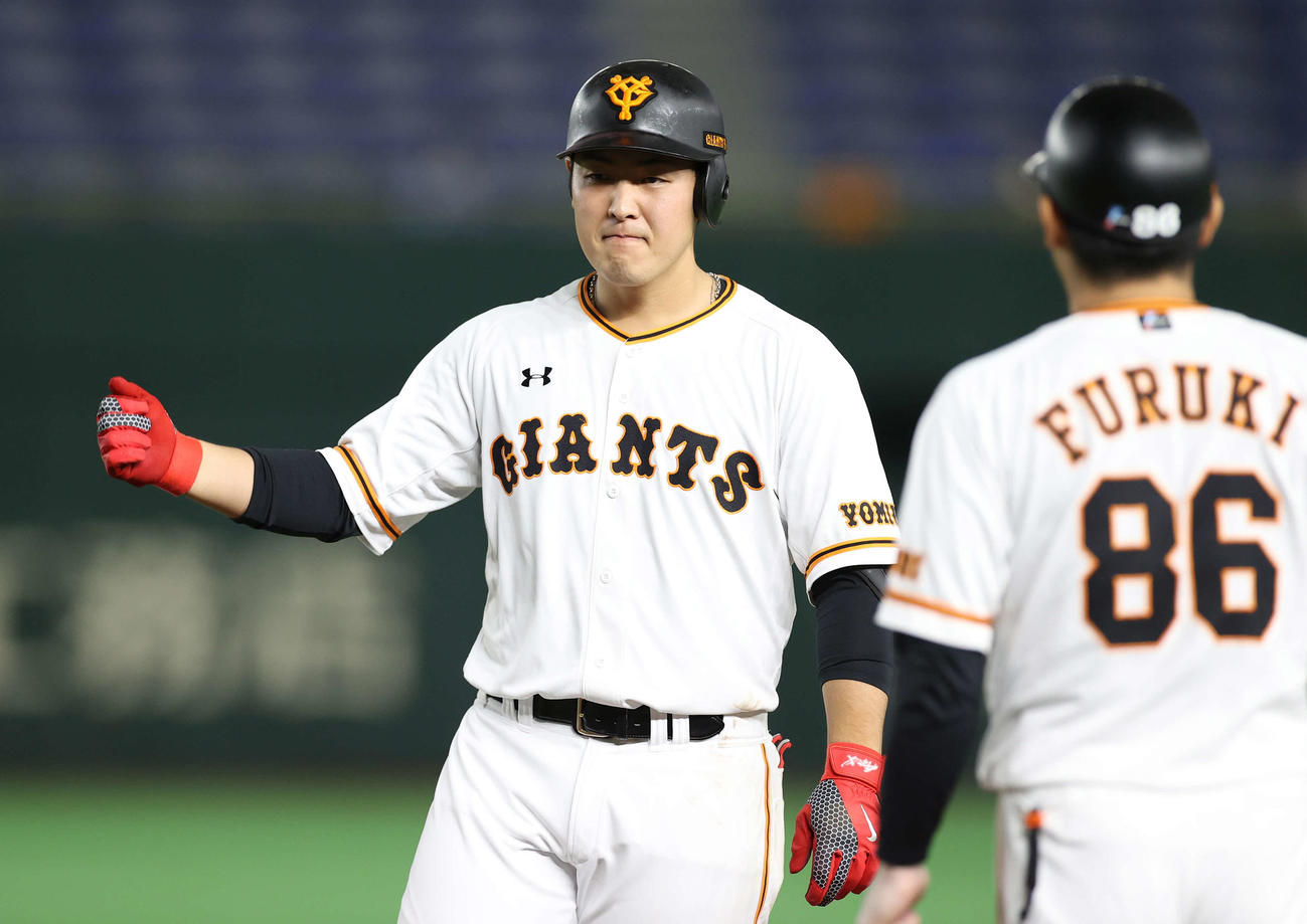 巨人対阪神　6回裏巨人無死一、三塁、適時打を放ちガッツポーズを見せる岡本（撮影・河野匠）