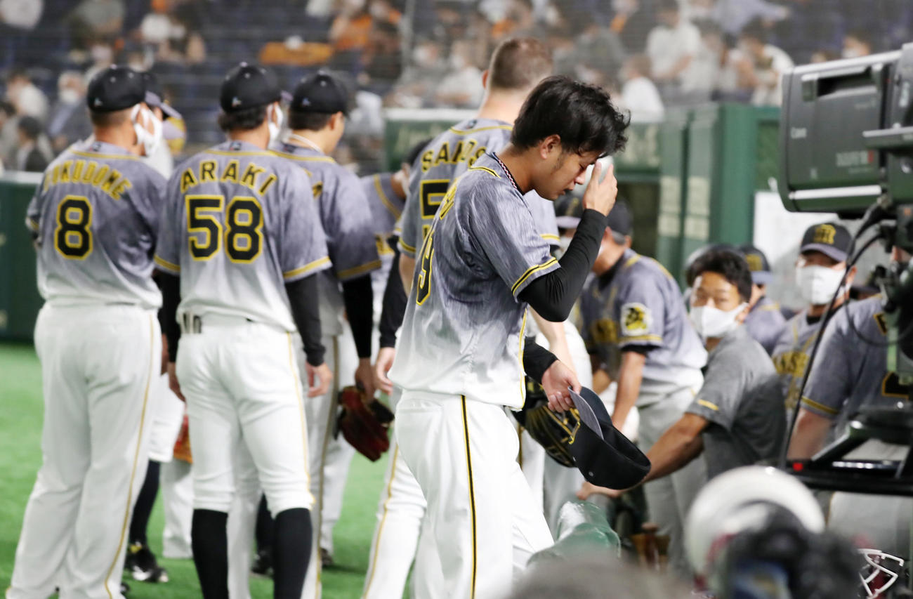 巨人対阪神　6回裏を終え、途中降板した高橋はナインの組む円陣の輪から外れる（撮影・加藤哉）