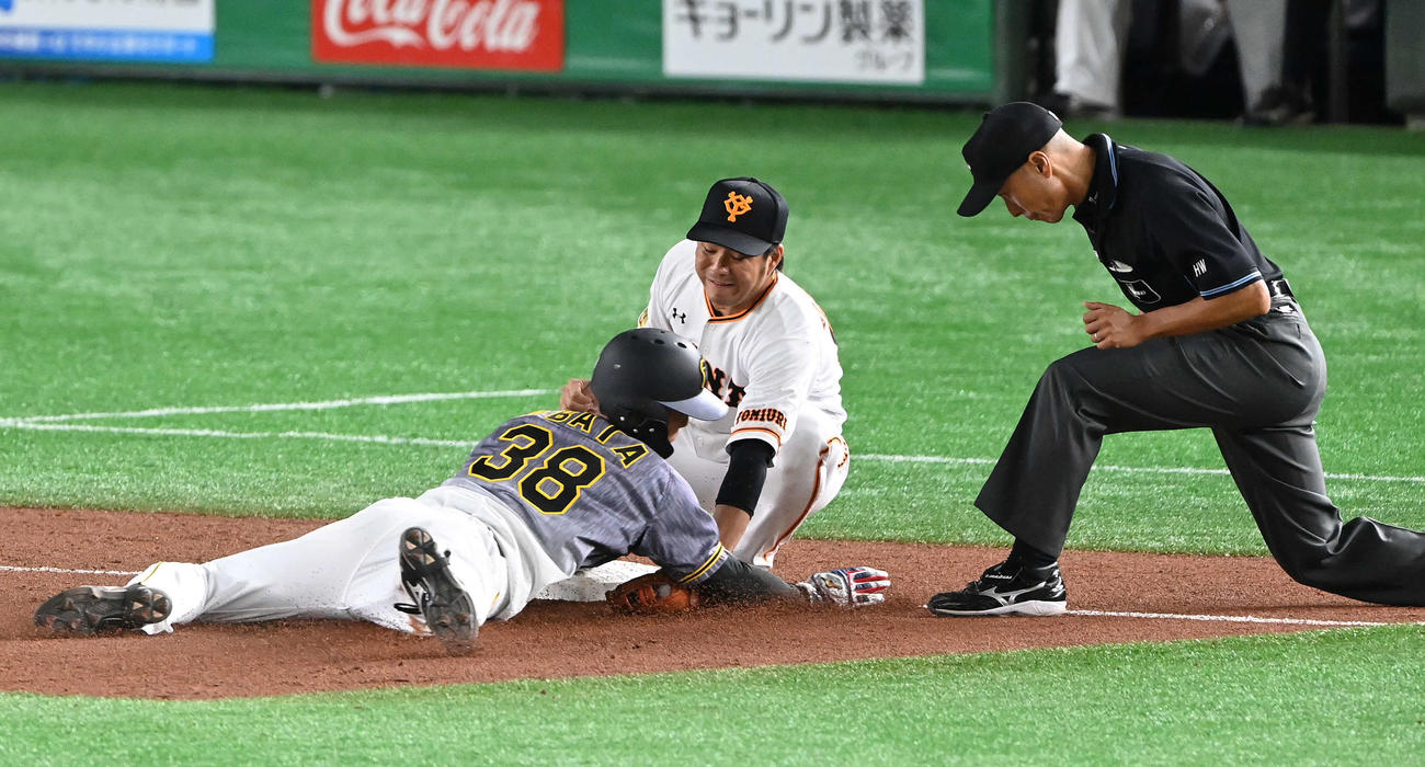 巨人対阪神　7回表阪神無死一、二塁、打者梅野の時、三盗を試みるもアウトになる二塁走者小幡。三塁手吉川大（撮影・鈴木みどり）