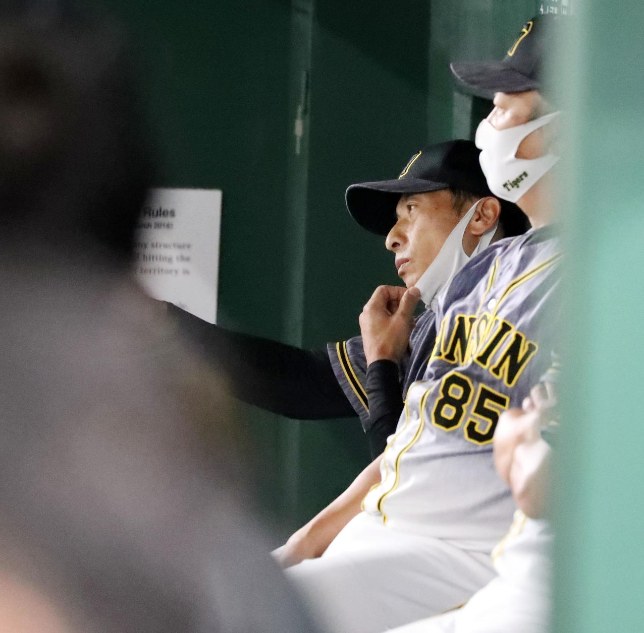 巨人対阪神　6回裏、ベンチ内で策を練る矢野監督（撮影・加藤哉）