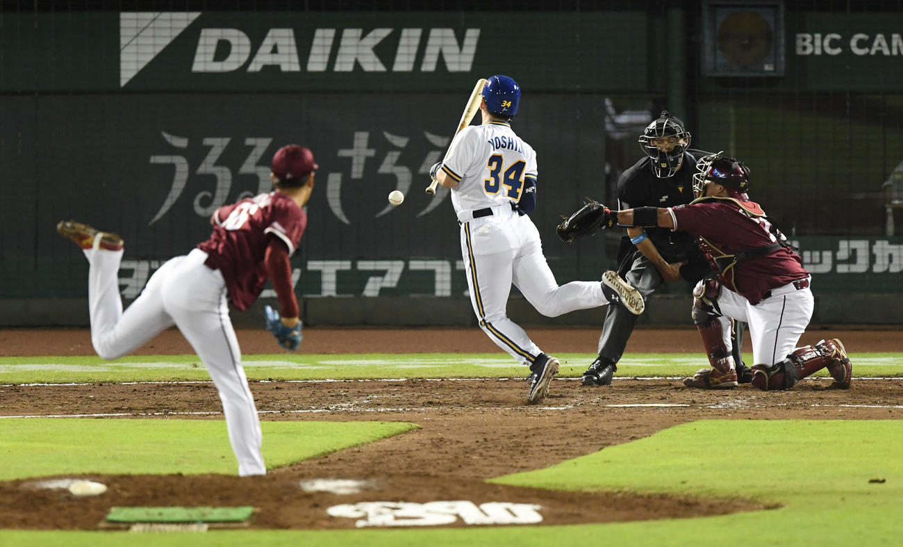 オリックス対楽天　8回裏オリックス無死、吉田正は鈴木翔から死球を受ける（撮影・前岡正明）