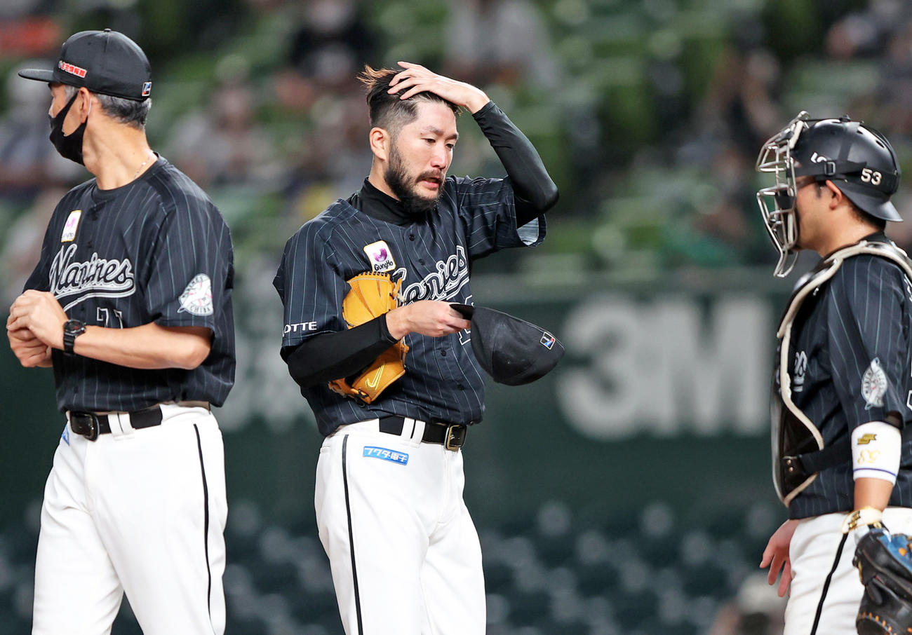 8回裏途中、降板する石川（中央）（撮影・狩俣裕三）