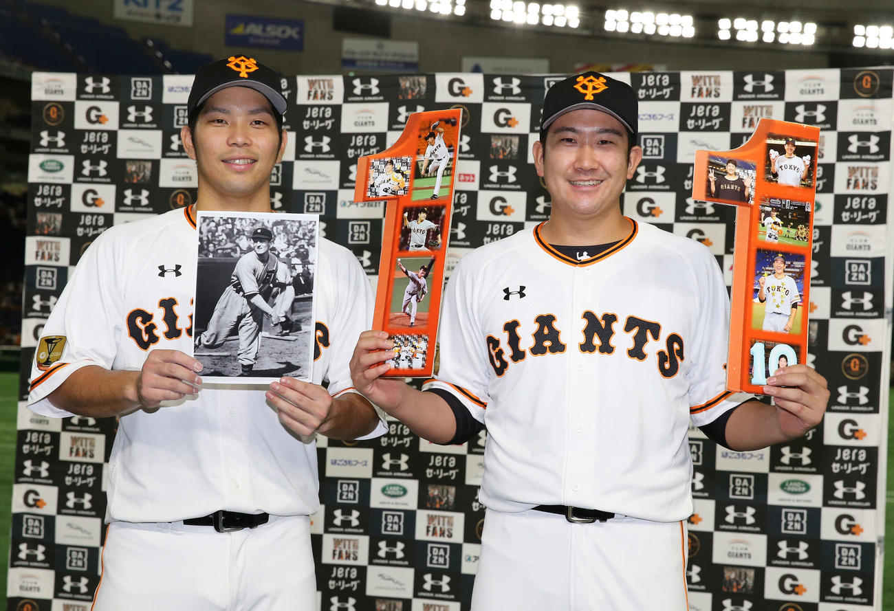 巨人対阪神　開幕から11連勝を達成した巨人菅野（右）は笑顔で記念撮影に納まる。左はスタルヒンの写真を手にする大城（撮影・河野匠）