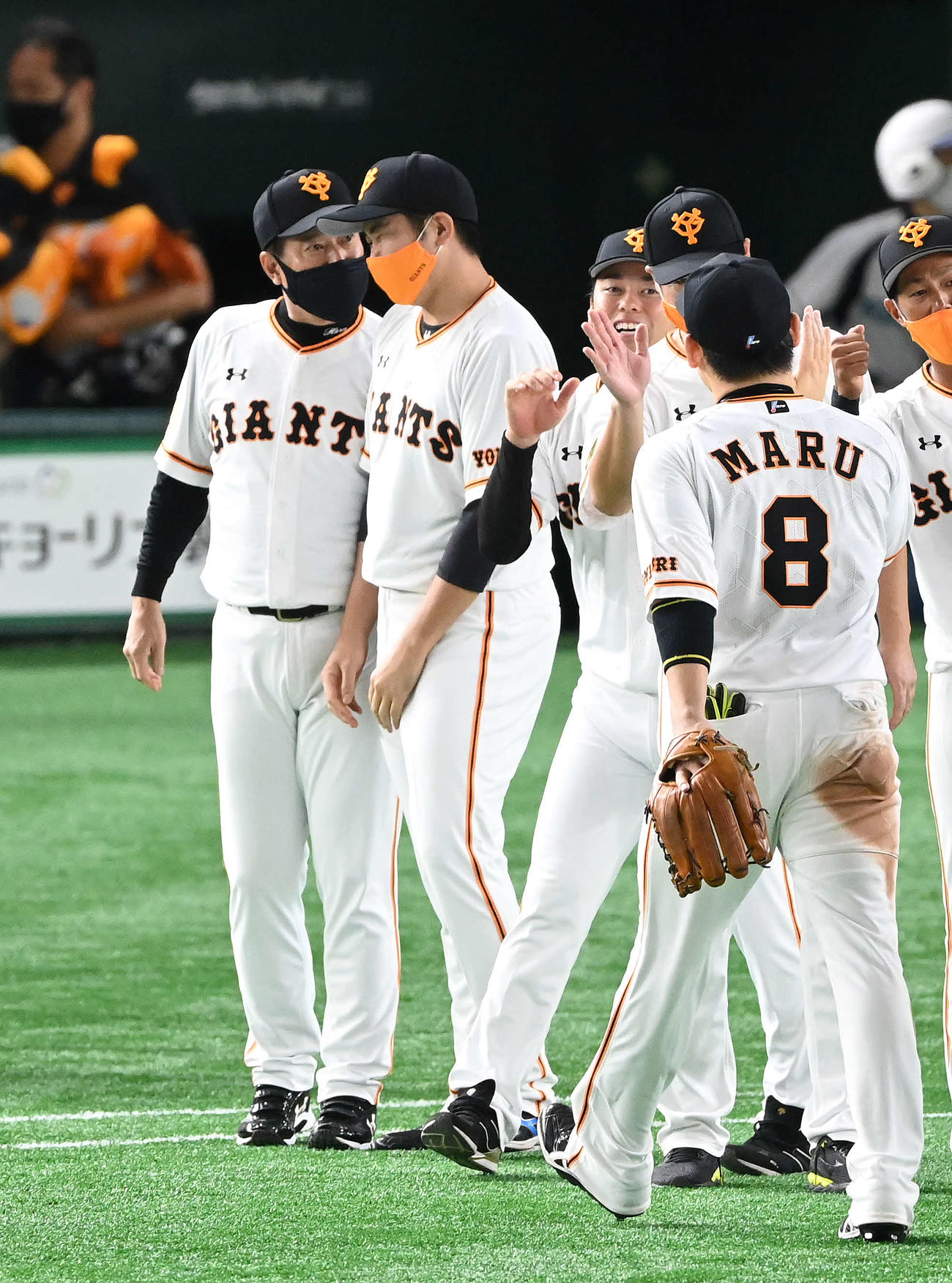巨人対阪神　開幕11連勝の巨人菅野（中央）は原監督（左）から声をかけられる（撮影・鈴木みどり）