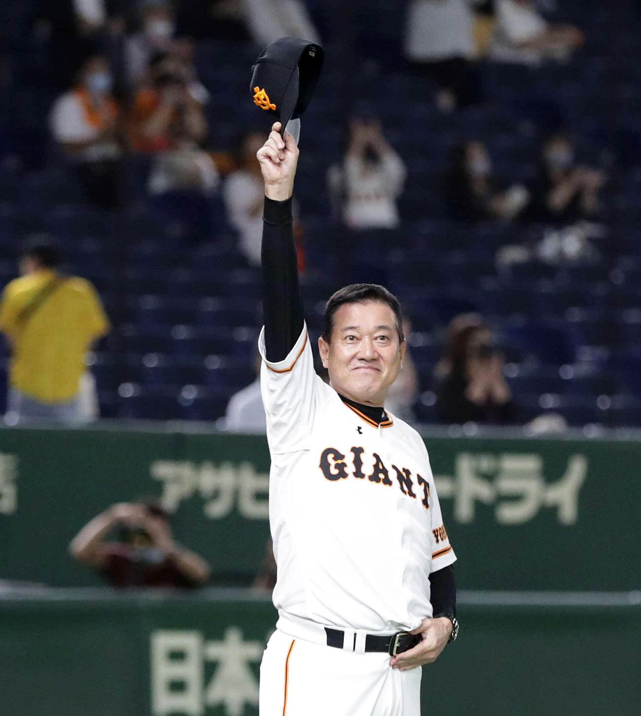 阪神を下しM38を点灯させた巨人原監督は笑顔で観客席に帽子を振る（撮影・河野匠）