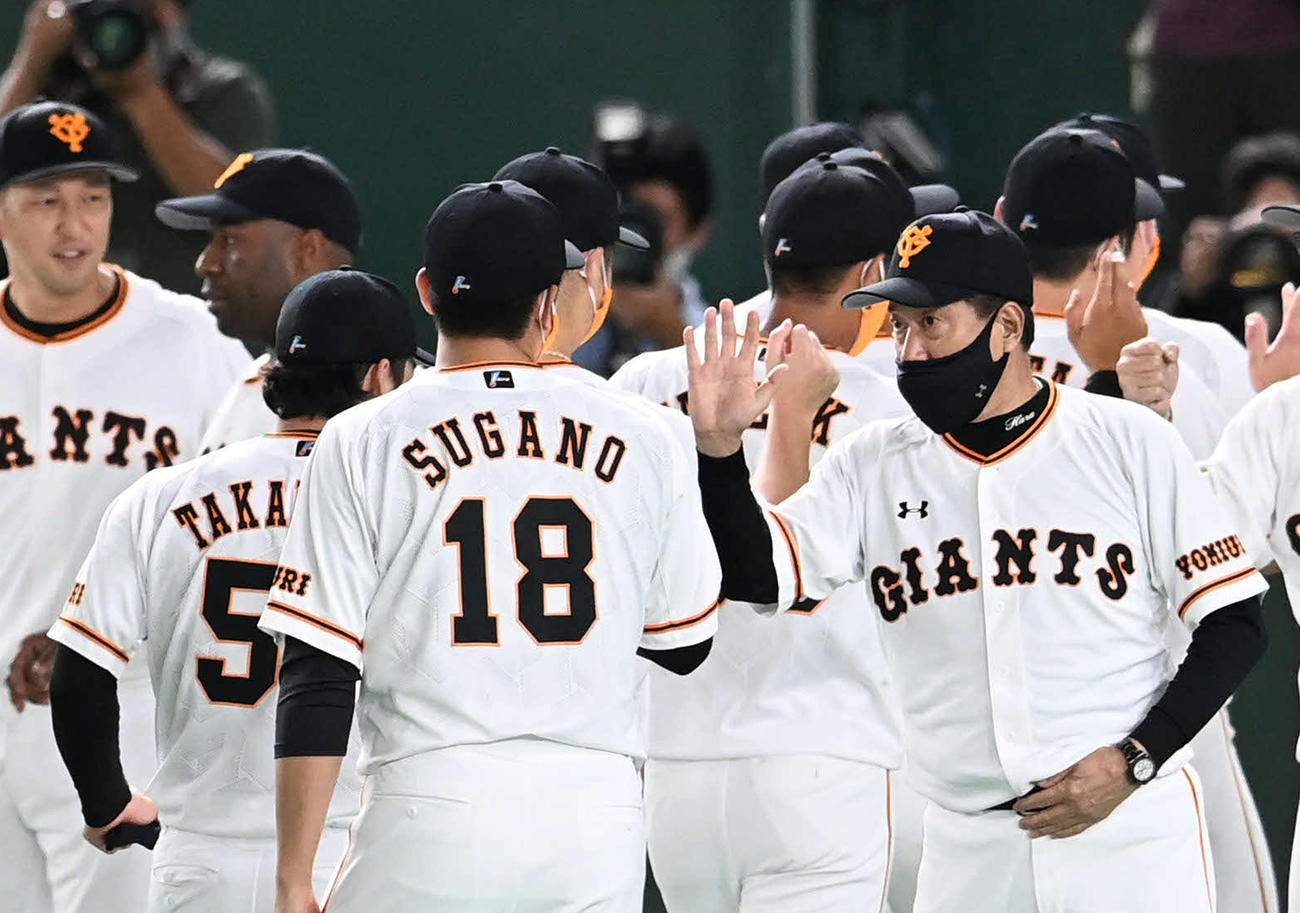 マジック38を点灯させた巨人原監督（中央）は菅野とエアタッチ（撮影・山崎安昭）