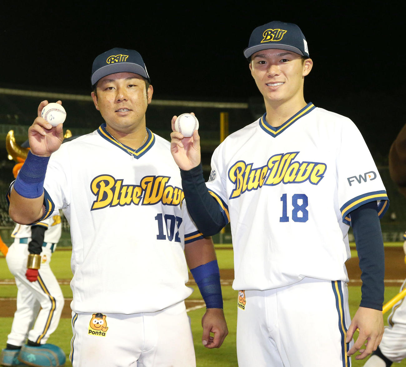オリックス対楽天　ヒーローインタビュー後、笑顔で記念撮影する大下誠一郎（左）と山本由伸（撮影・上山淳一）
