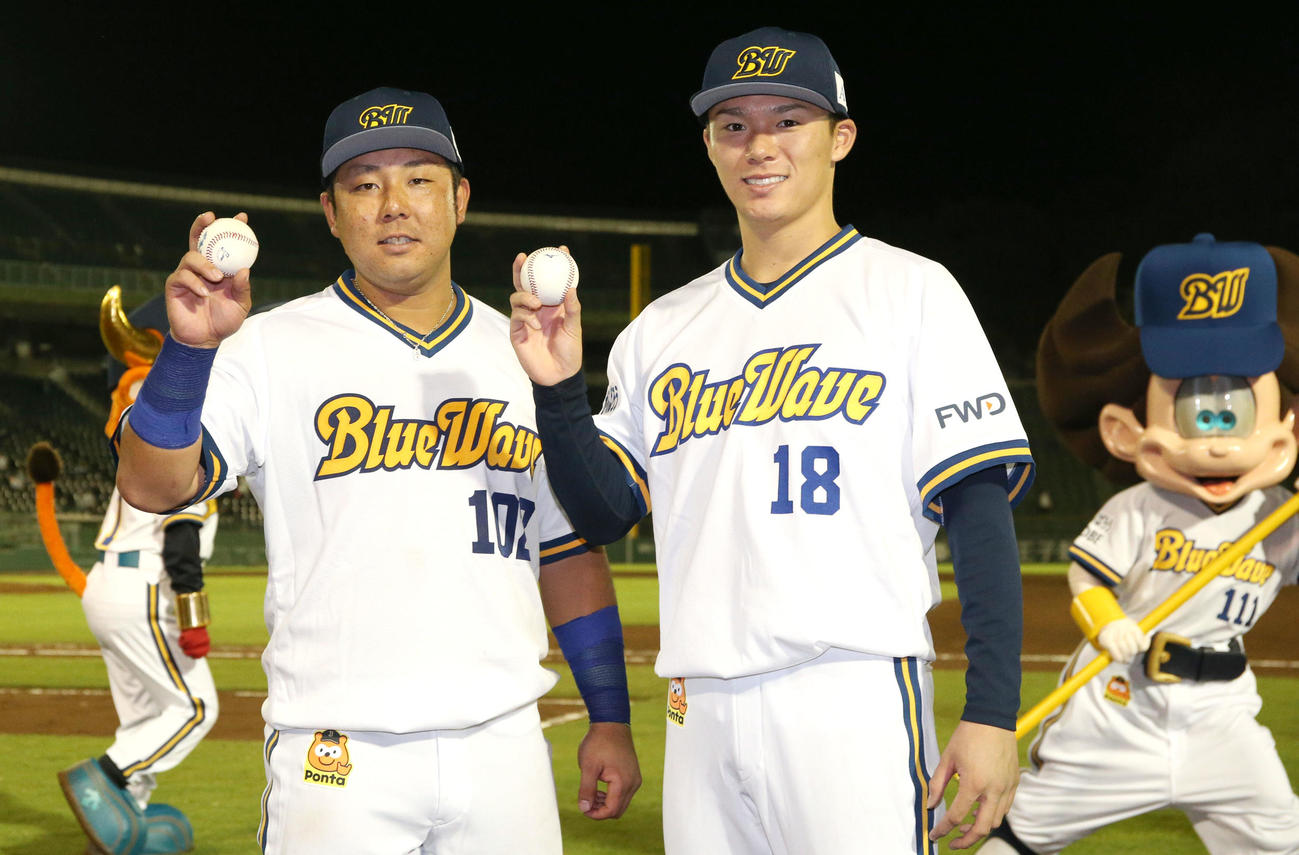 オリックス対楽天　ヒーローインタビュー後、笑顔で記念撮影する大下（左）と山本（撮影・上山淳一）