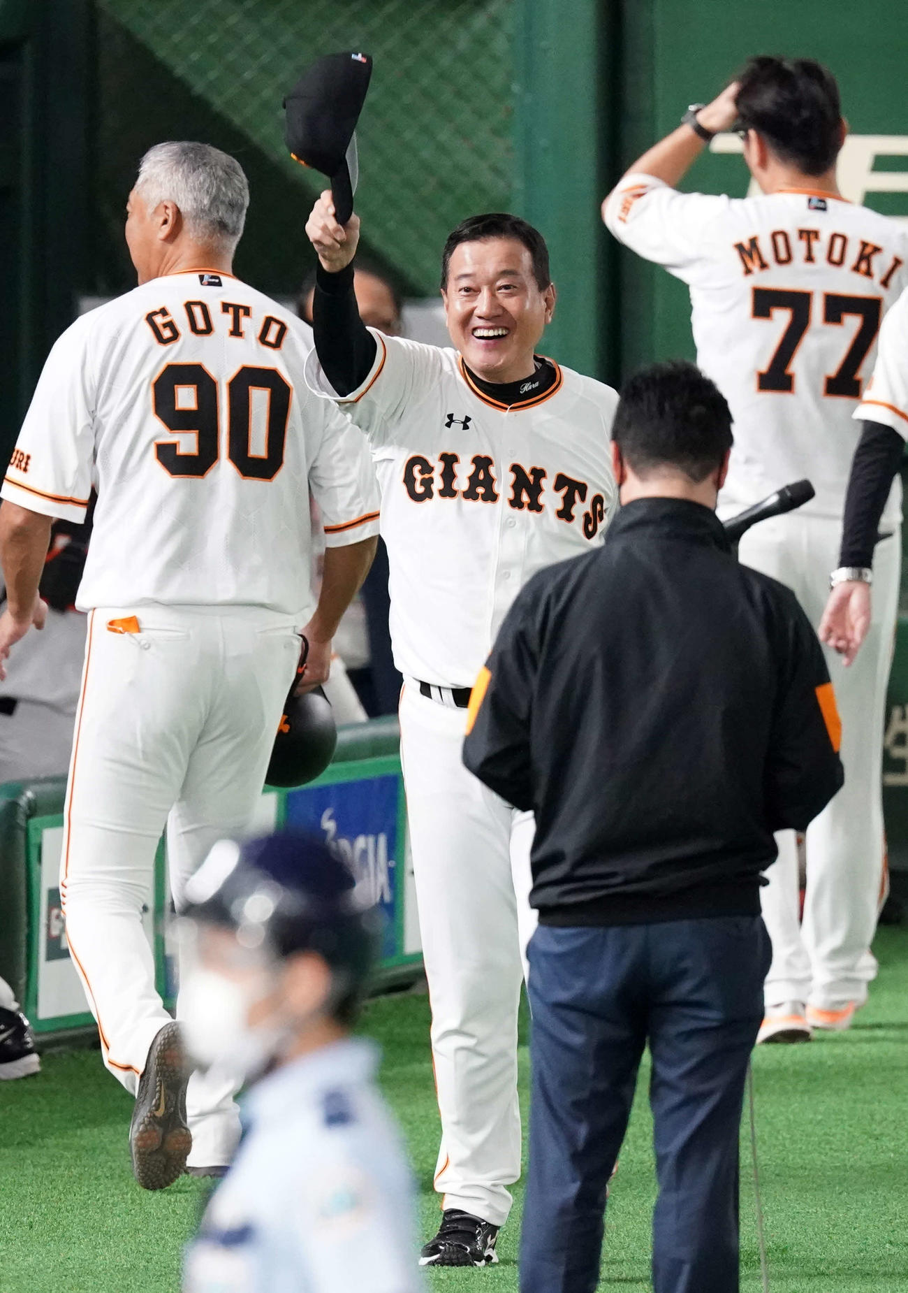 巨人対阪神　試合後、スタンドに知人を見つけ笑顔を見せる巨人原監督（撮影・江口和貴）