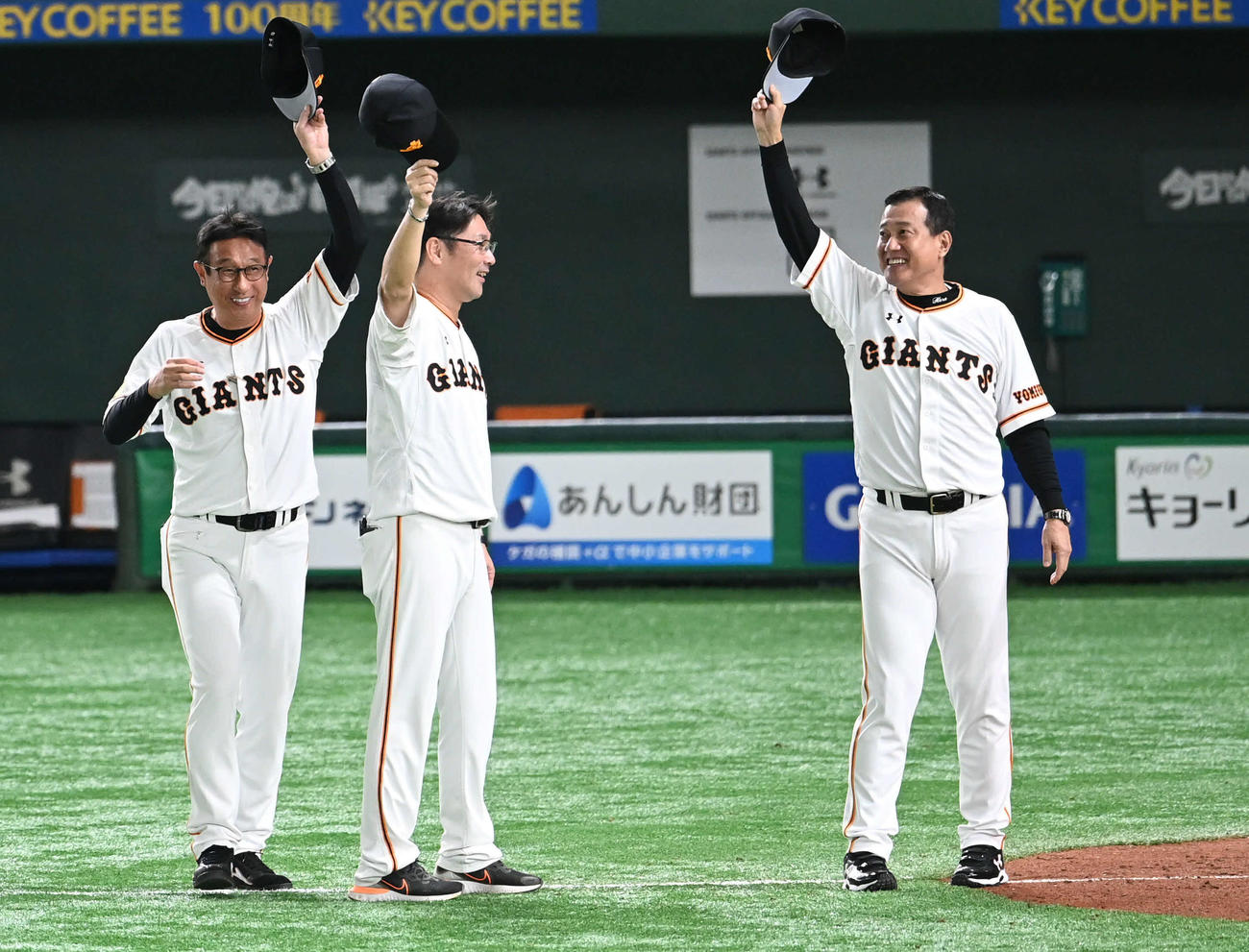 巨人対阪神　マジック38を点灯させた巨人原監督（右）は元木ヘッドコーチ（中央）宮本投手総合コーチと観客の拍手に応える（撮影・山崎安昭）