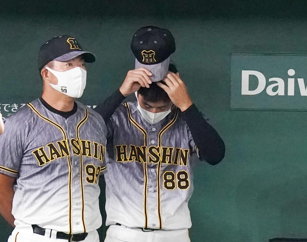 9回表、ベンチで厳しい表情の阪神矢野監督（右）（撮影・江口和貴）