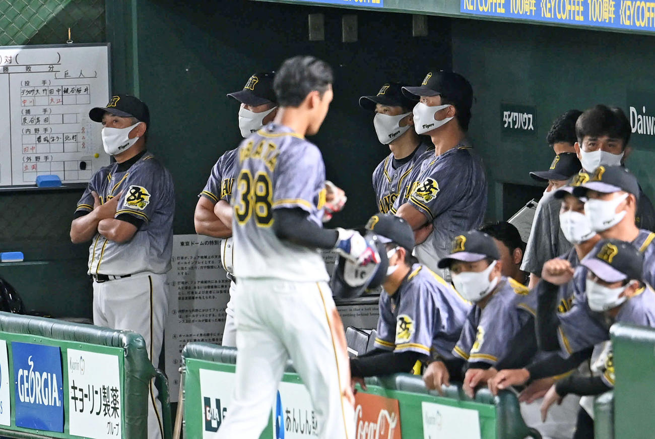7回表阪神無死一、二塁、矢野監督（後方中央）は重盗策が外れて厳しい表情を浮かべる。手前は三塁で憤死した小幡（撮影・山崎安昭）