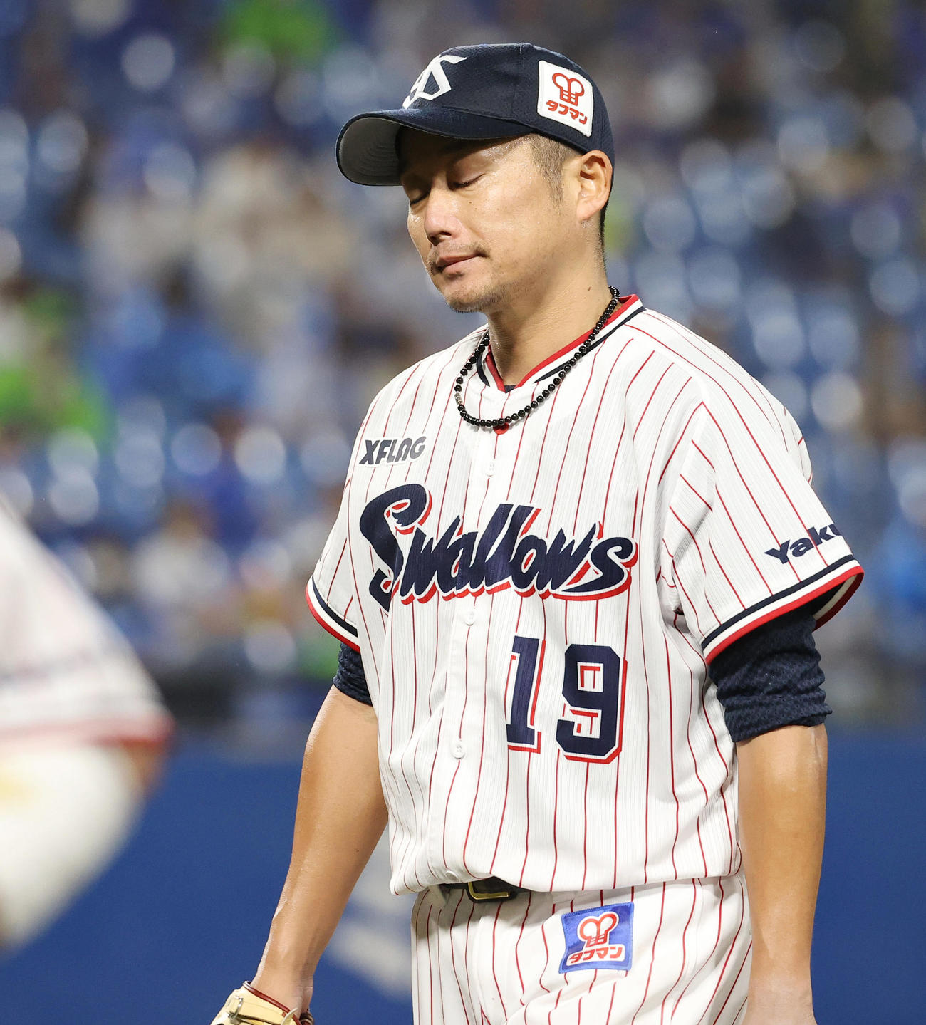 ヤクルト対DeNA　3回表の登板を終え勝ち越しを許したヤクルト先発の石川は首をかしげる（撮影・垰建太）