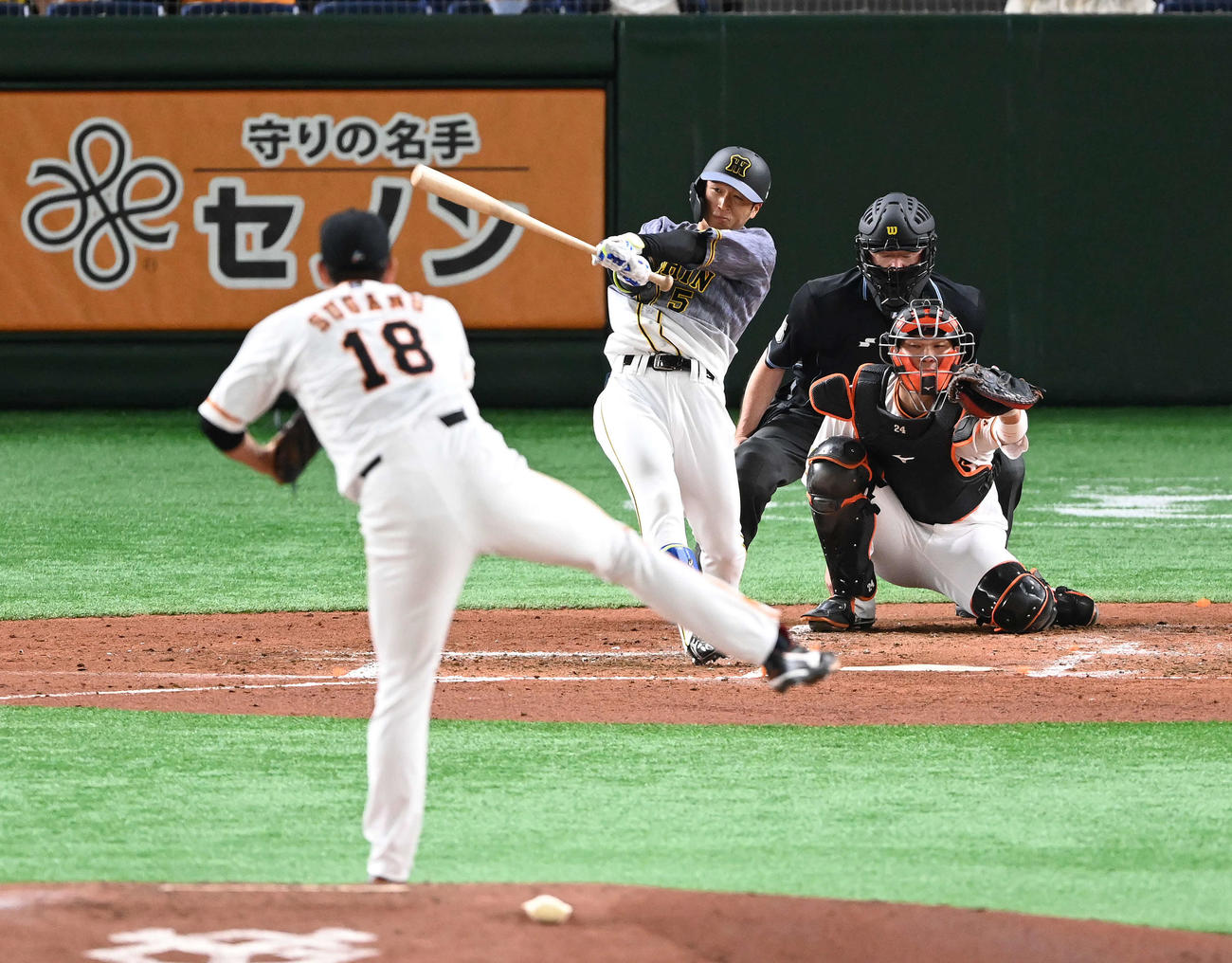 巨人対阪神　3回表阪神2死、右越えソロ本塁打を放つ近本。投手菅野（撮影・鈴木みどり）