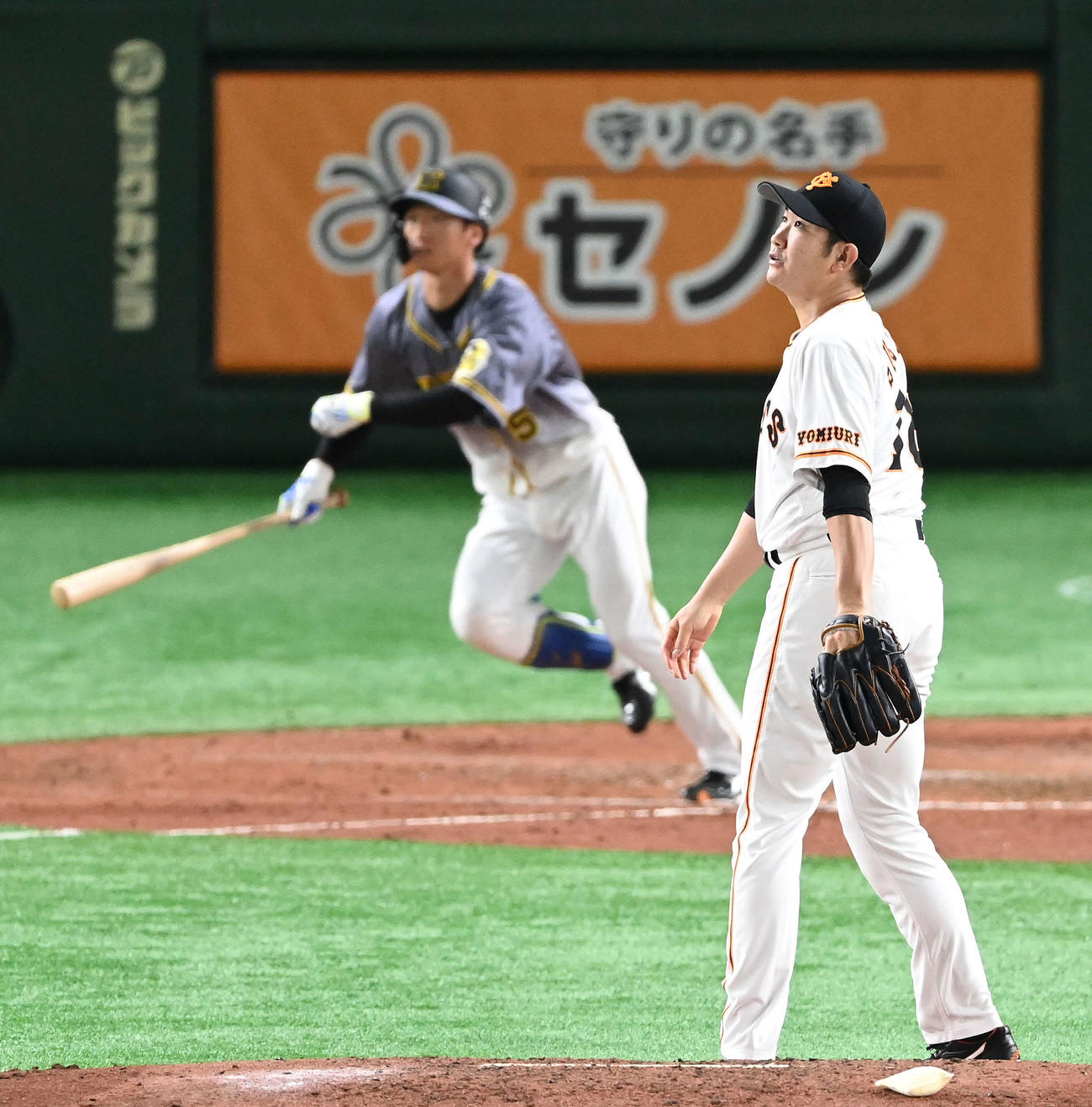 巨人対阪神　5回表阪神1死、近本に右越えソロ本塁打を浴びる菅野（撮影・鈴木みどり）