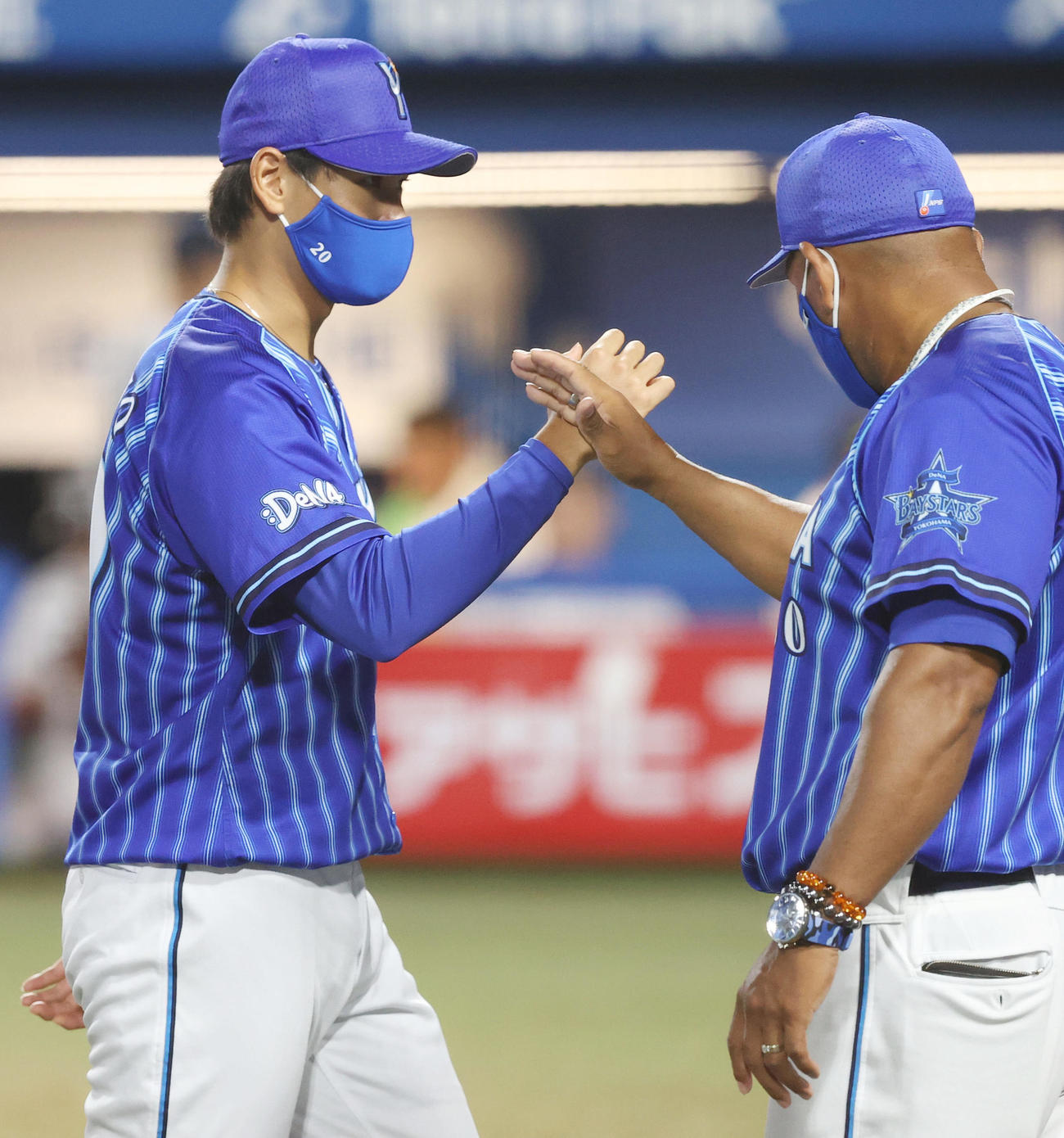 ヤクルト対DeNA　ヤクルトに勝ち、勝利投手の坂本（左）はラミレス監督とエアタッチ（撮影・垰建太）