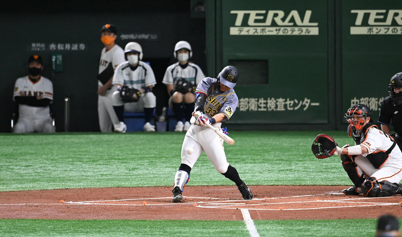 巨人対阪神　1回表阪神1死二塁、糸原は中前適時打を放つ（撮影・山崎安昭）