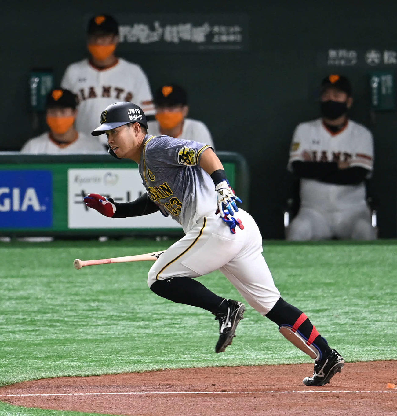 巨人対阪神　1回表阪神1死二塁、糸原は中前適時打を放つ（撮影・山崎安昭）